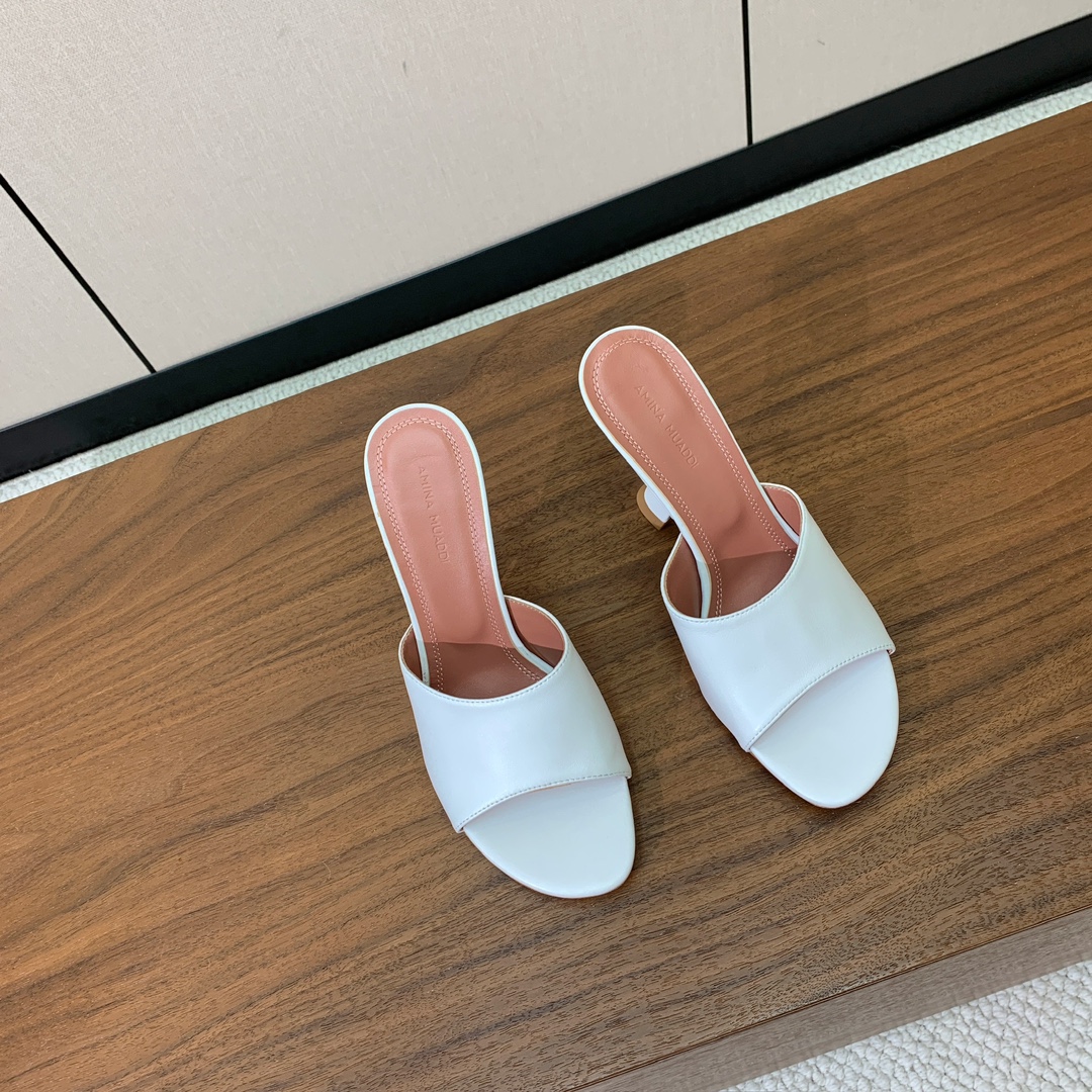 【Amina Muaddi】 光面拖鞋。鞋面漆皮、牛皮。羊皮垫脚，注塑真皮大底。跟高10cm 码数：35