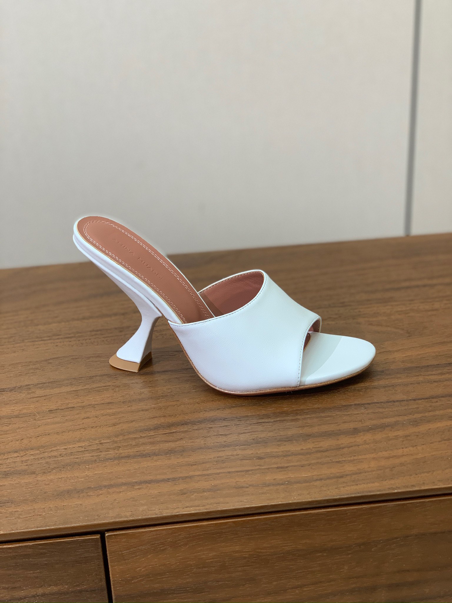 【Amina Muaddi】 光面拖鞋。鞋面漆皮、牛皮。羊皮垫脚，注塑真皮大底。跟高10cm 码数：35