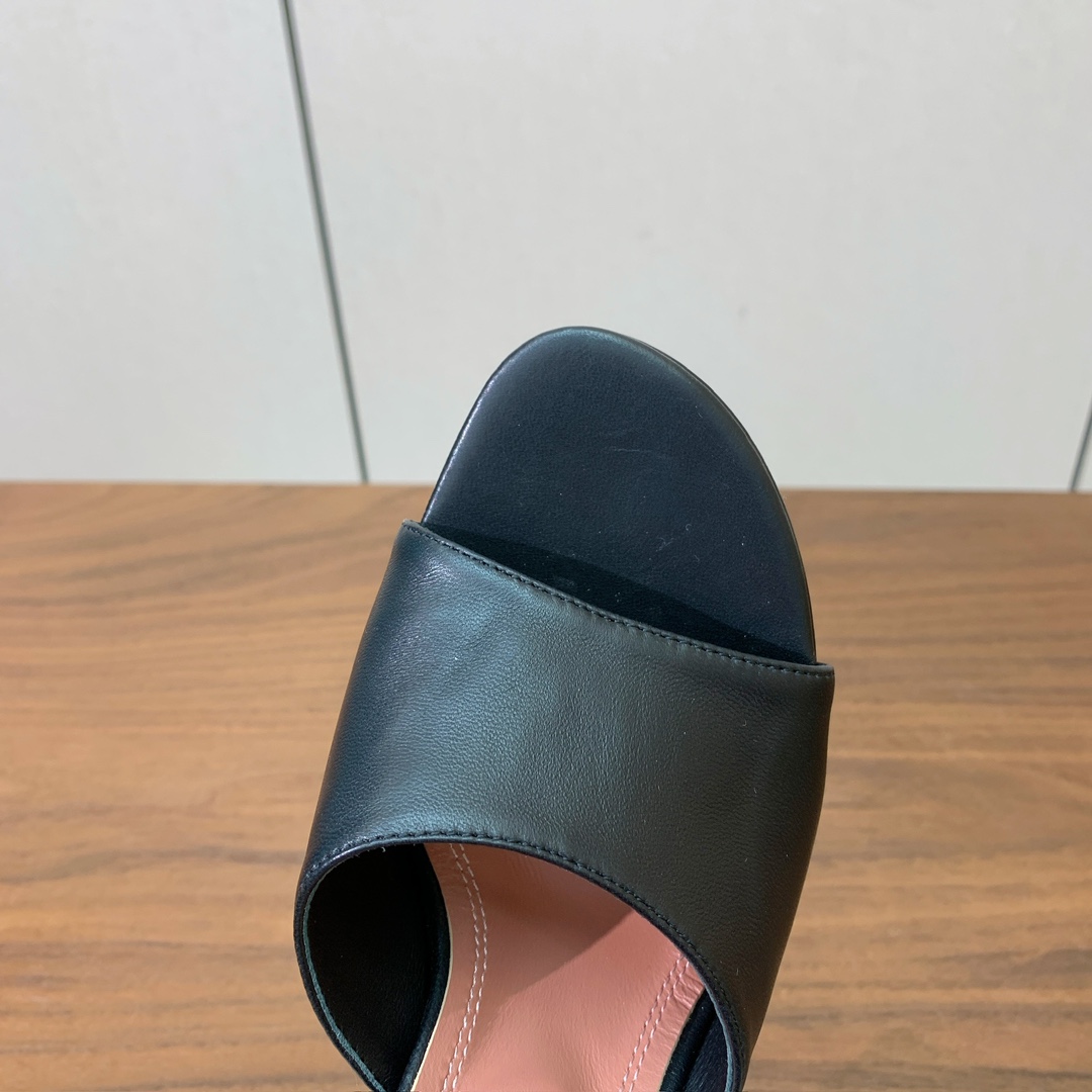 【Amina Muaddi】 光面拖鞋。鞋面漆皮、牛皮。羊皮垫脚，注塑真皮大底。跟高10cm 码数：35