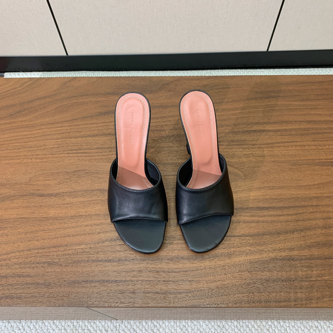 【Amina Muaddi】 光面拖鞋。鞋面漆皮、牛皮。羊皮垫脚，注塑真皮大底。跟高10cm 码数：35