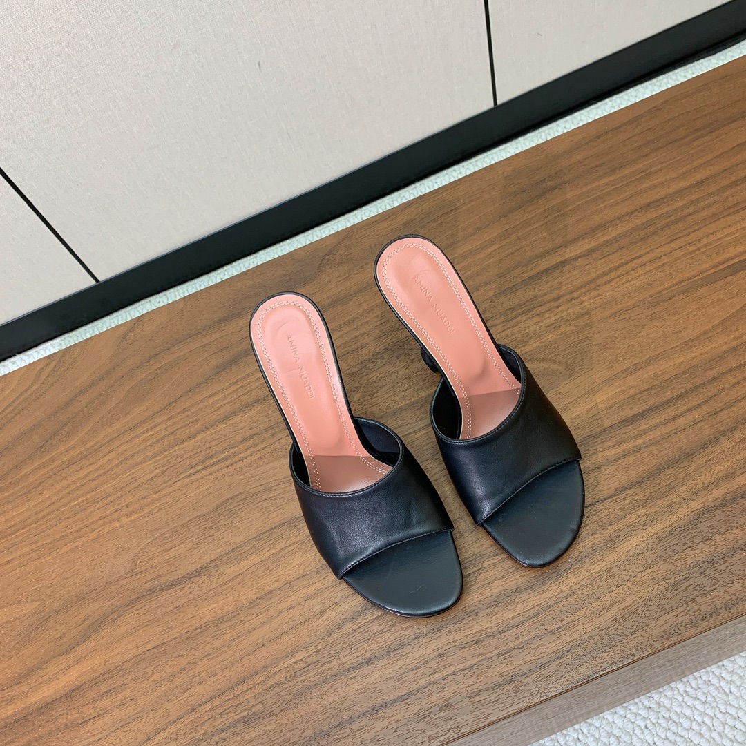 【Amina Muaddi】 光面拖鞋。鞋面漆皮、牛皮。羊皮垫脚，注塑真皮大底。跟高10cm 码数：35
