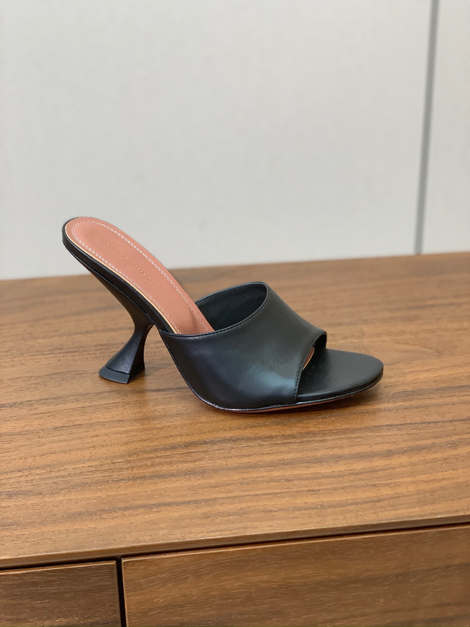 【Amina Muaddi】 光面拖鞋。鞋面漆皮、牛皮。羊皮垫脚，注塑真皮大底。跟高10cm 码数：35
