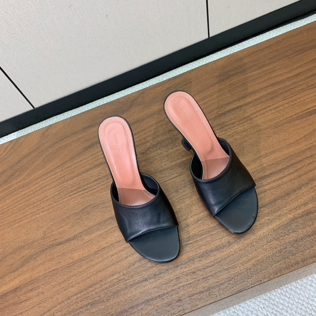 【Amina Muaddi】 光面拖鞋。鞋面漆皮、牛皮。羊皮垫脚，注塑真皮大底。跟高10cm 码数：35