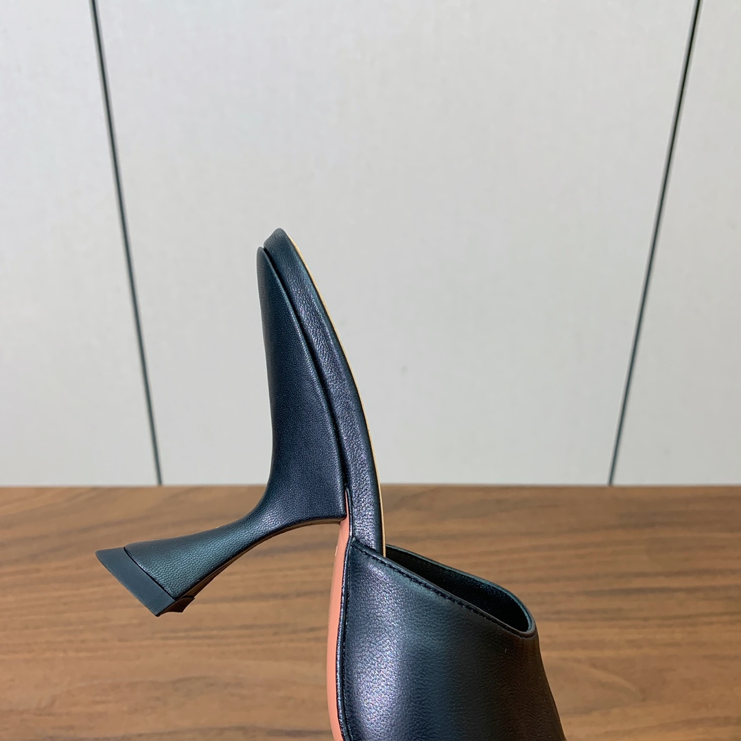 【Amina Muaddi】 光面拖鞋。鞋面漆皮、牛皮。羊皮垫脚，注塑真皮大底。跟高10cm 码数：35