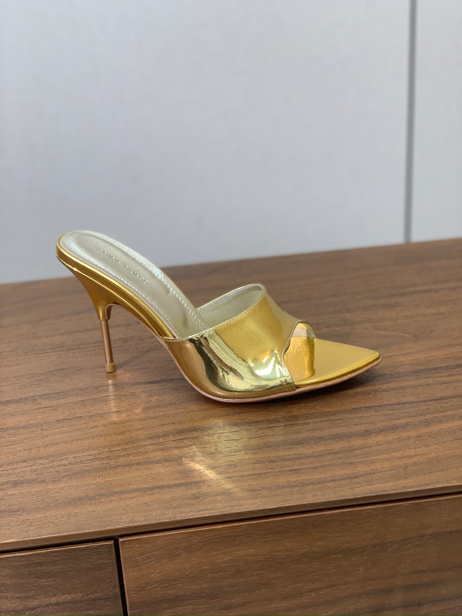 【Amina Muaddi】 光面拖鞋。鞋面漆皮。羊皮垫脚，注塑真皮大底。跟高9.5cm 码数：35-4