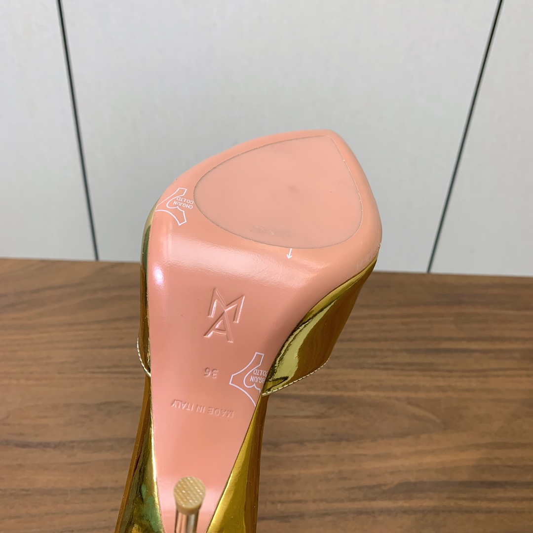【Amina Muaddi】 光面拖鞋。鞋面漆皮。羊皮垫脚，注塑真皮大底。跟高9.5cm 码数：35-4