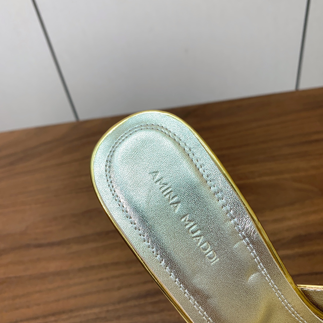 【Amina Muaddi】 光面拖鞋。鞋面漆皮。羊皮垫脚，注塑真皮大底。跟高9.5cm 码数：35-4