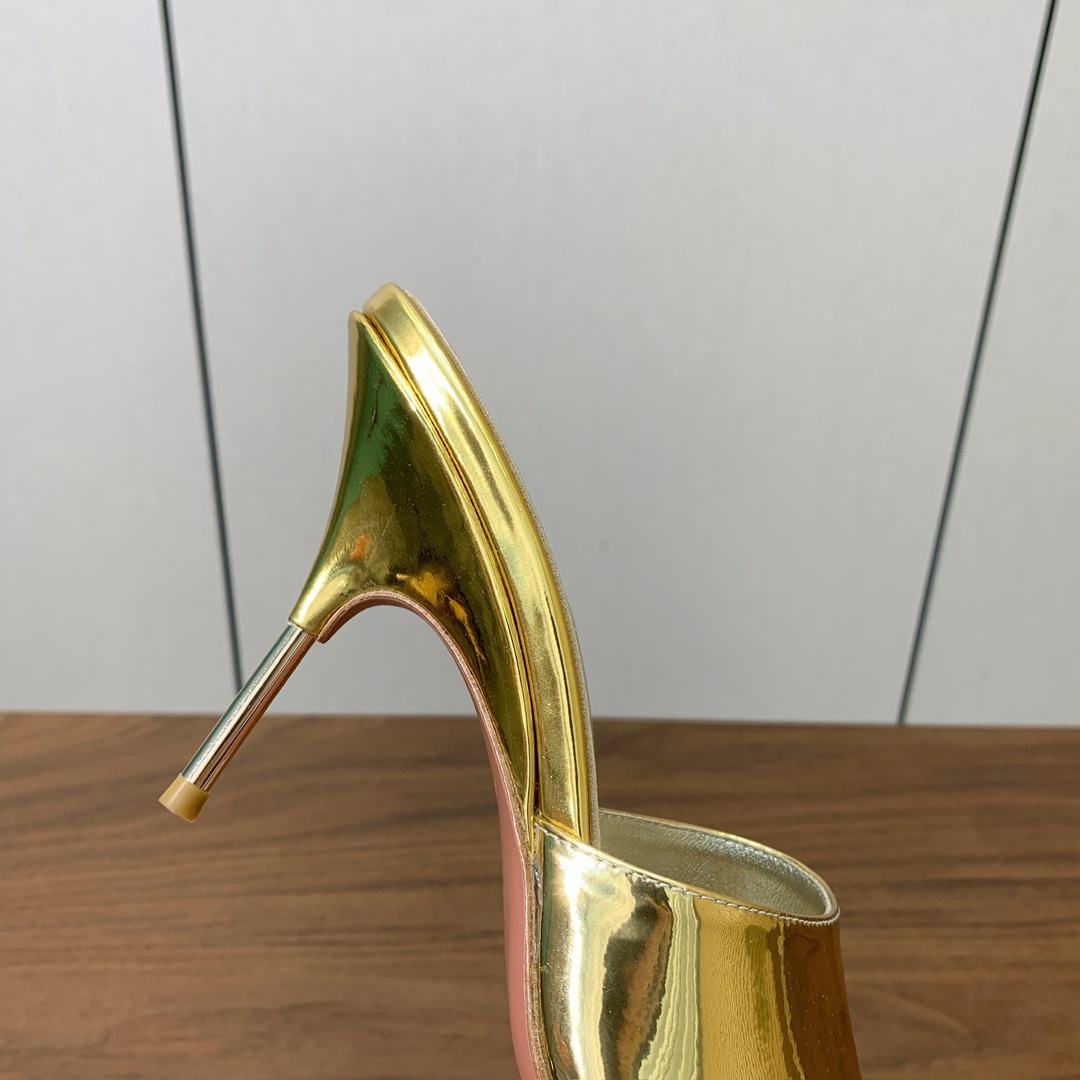 【Amina Muaddi】 光面拖鞋。鞋面漆皮。羊皮垫脚，注塑真皮大底。跟高9.5cm 码数：35-4