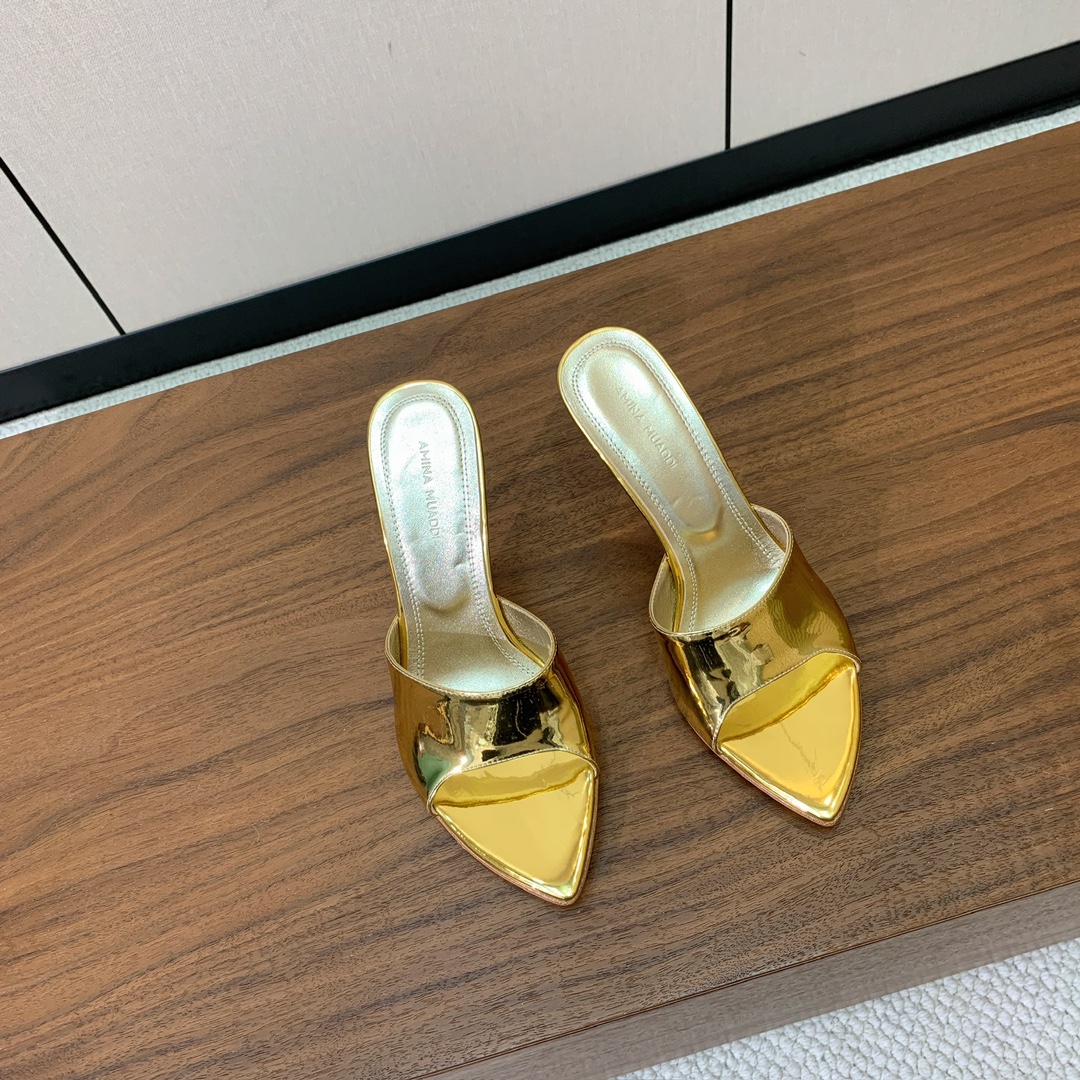 【Amina Muaddi】 光面拖鞋。鞋面漆皮。羊皮垫脚，注塑真皮大底。跟高9.5cm 码数：35-4