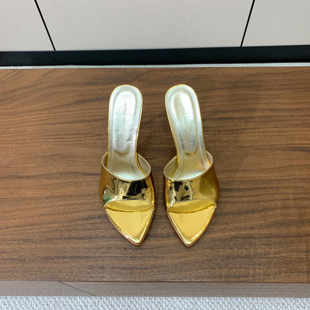 【Amina Muaddi】 光面拖鞋。鞋面漆皮。羊皮垫脚，注塑真皮大底。跟高9.5cm 码数：35-4