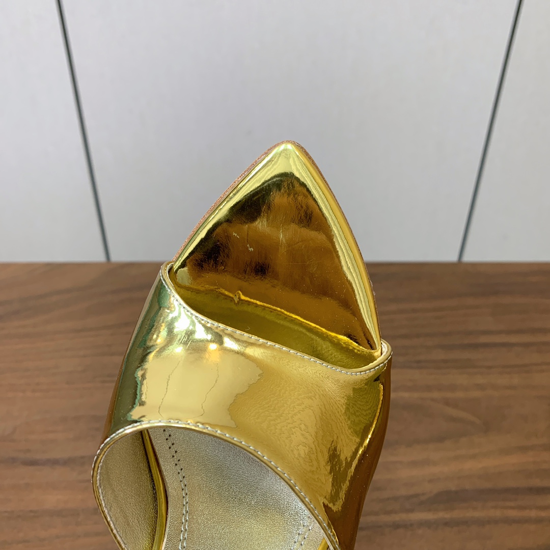 【Amina Muaddi】 光面拖鞋。鞋面漆皮。羊皮垫脚，注塑真皮大底。跟高9.5cm 码数：35-4