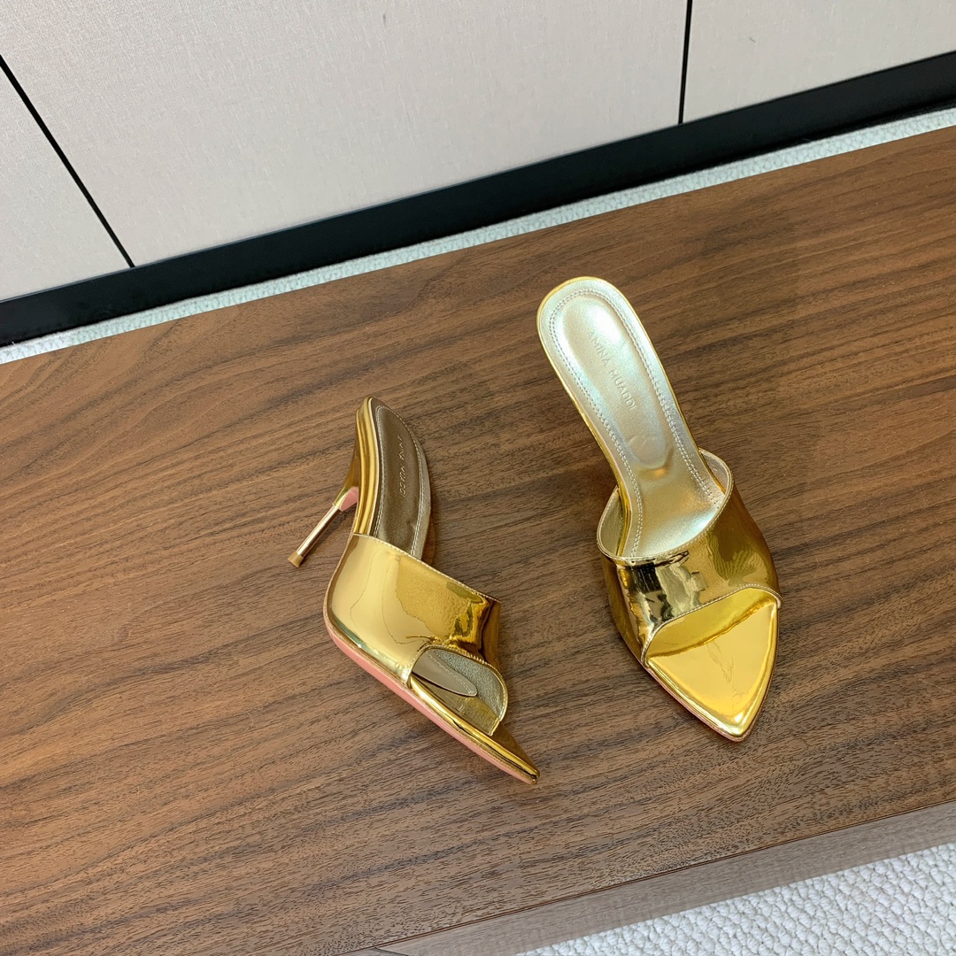 【Amina Muaddi】 光面拖鞋。鞋面漆皮。羊皮垫脚，注塑真皮大底。跟高9.5cm 码数：35-4