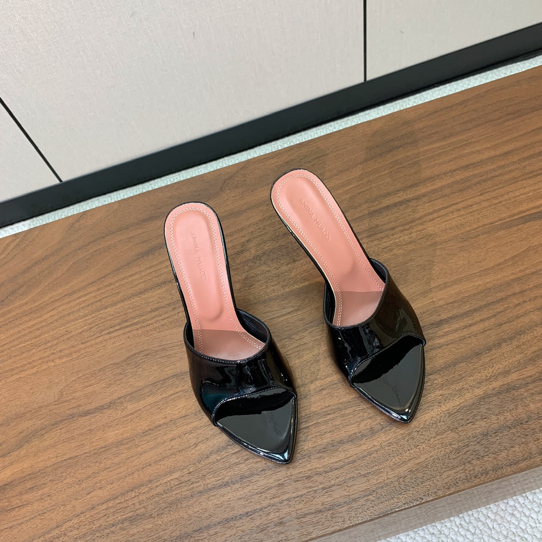 【Amina Muaddi】 光面拖鞋。鞋面漆皮。羊皮垫脚，注塑真皮大底。跟高9.5cm 码数：35-4