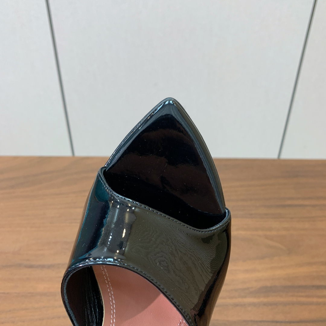 【Amina Muaddi】 光面拖鞋。鞋面漆皮。羊皮垫脚，注塑真皮大底。跟高9.5cm 码数：35-4