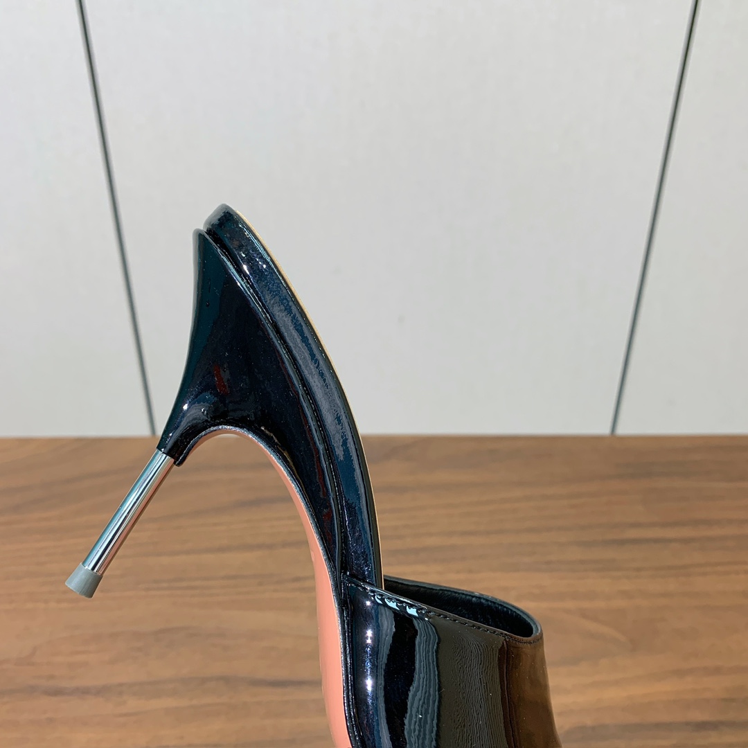 【Amina Muaddi】 光面拖鞋。鞋面漆皮。羊皮垫脚，注塑真皮大底。跟高9.5cm 码数：35-4