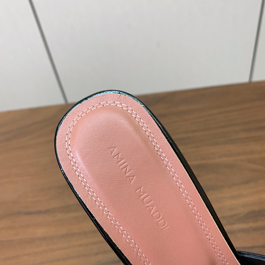 【Amina Muaddi】 光面拖鞋。鞋面漆皮。羊皮垫脚，注塑真皮大底。跟高9.5cm 码数：35-4