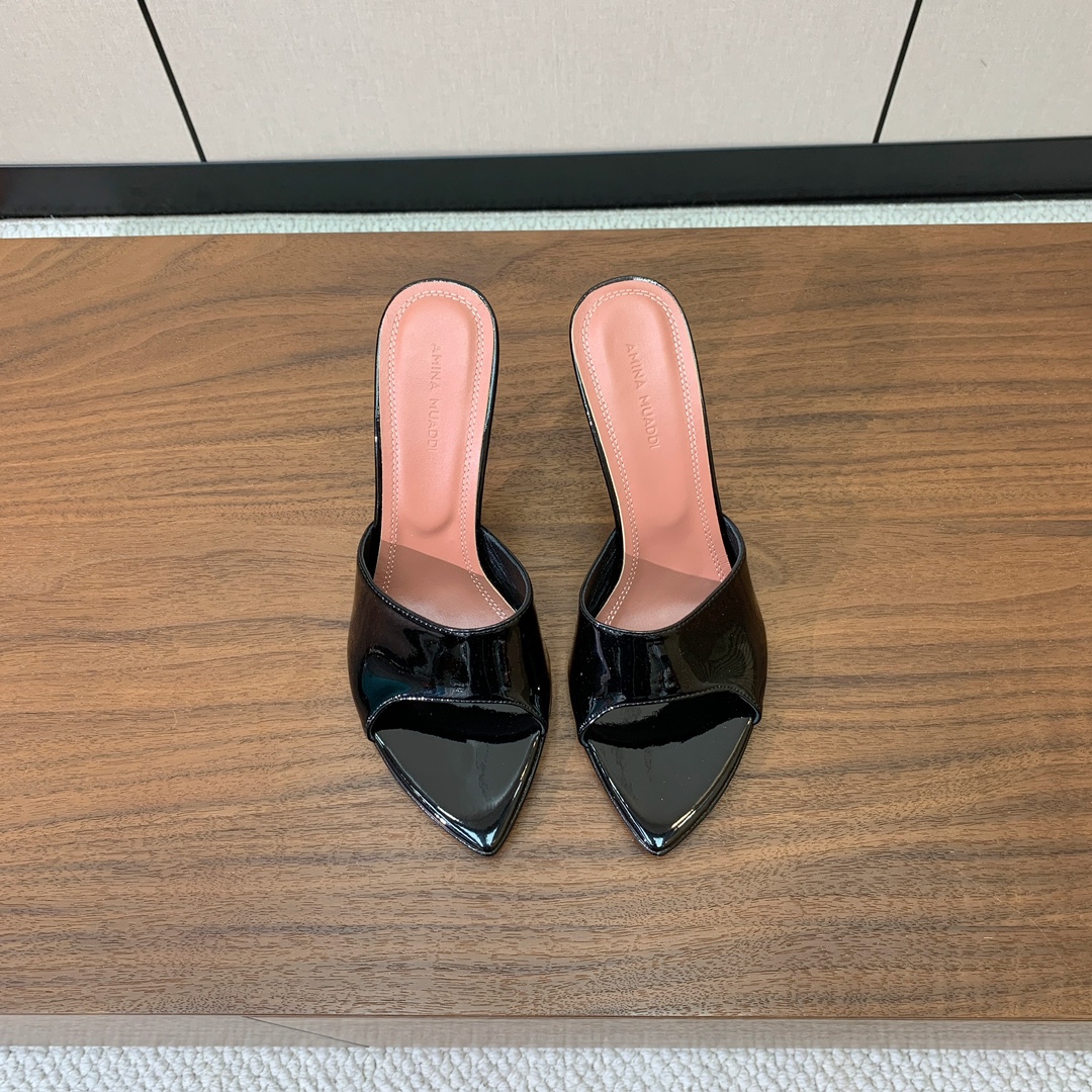 【Amina Muaddi】 光面拖鞋。鞋面漆皮。羊皮垫脚，注塑真皮大底。跟高9.5cm 码数：35-4