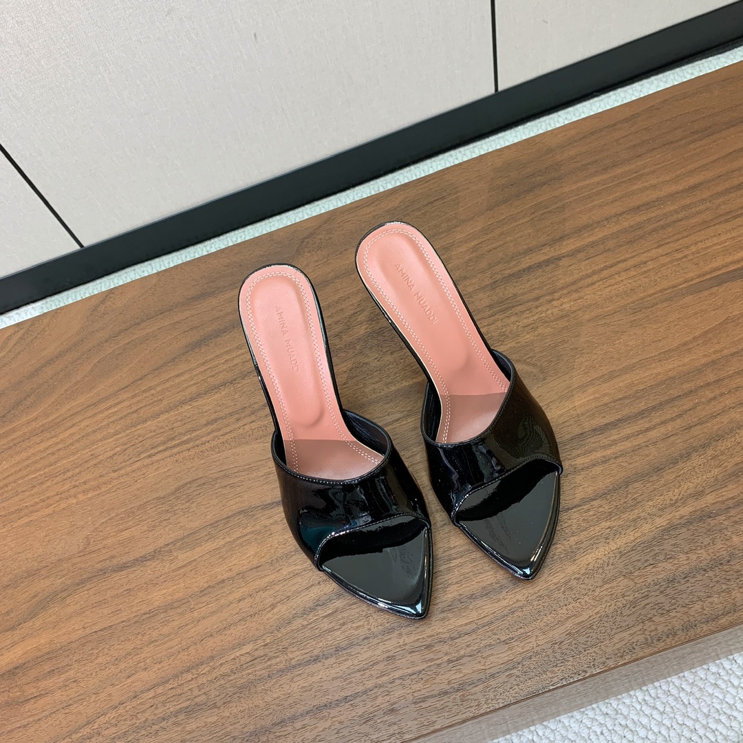 【Amina Muaddi】 光面拖鞋。鞋面漆皮。羊皮垫脚，注塑真皮大底。跟高9.5cm 码数：35-4