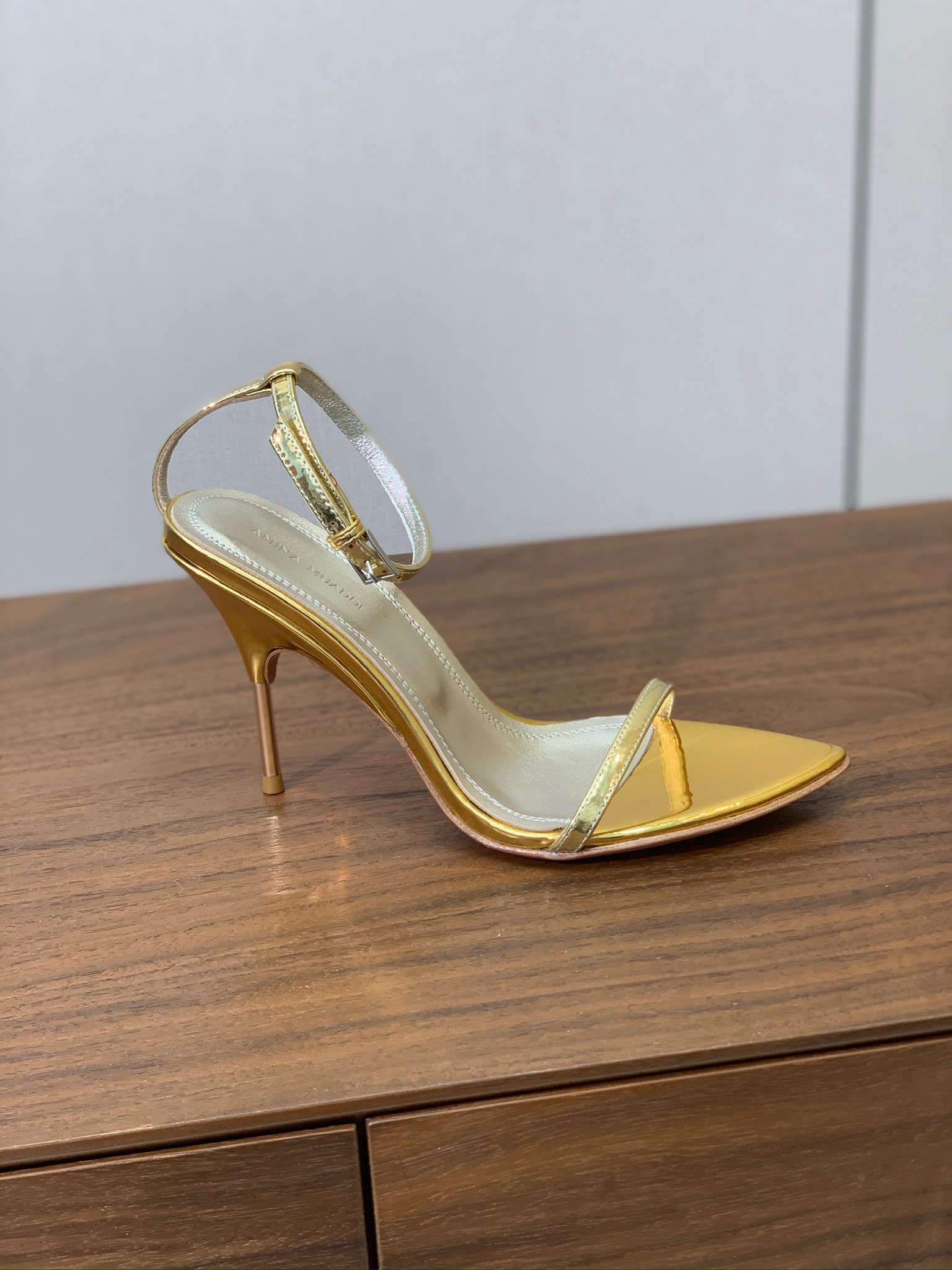 【Amina Muaddi】 一字带凉鞋，鞋面漆皮。羊皮垫脚，注塑真皮大底。跟高9.5cm 码数：35-