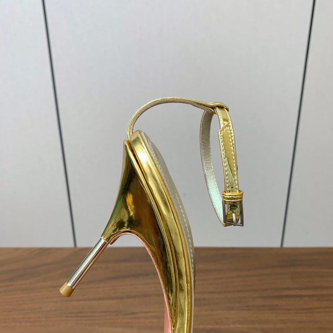 【Amina Muaddi】 一字带凉鞋，鞋面漆皮。羊皮垫脚，注塑真皮大底。跟高9.5cm 码数：35-