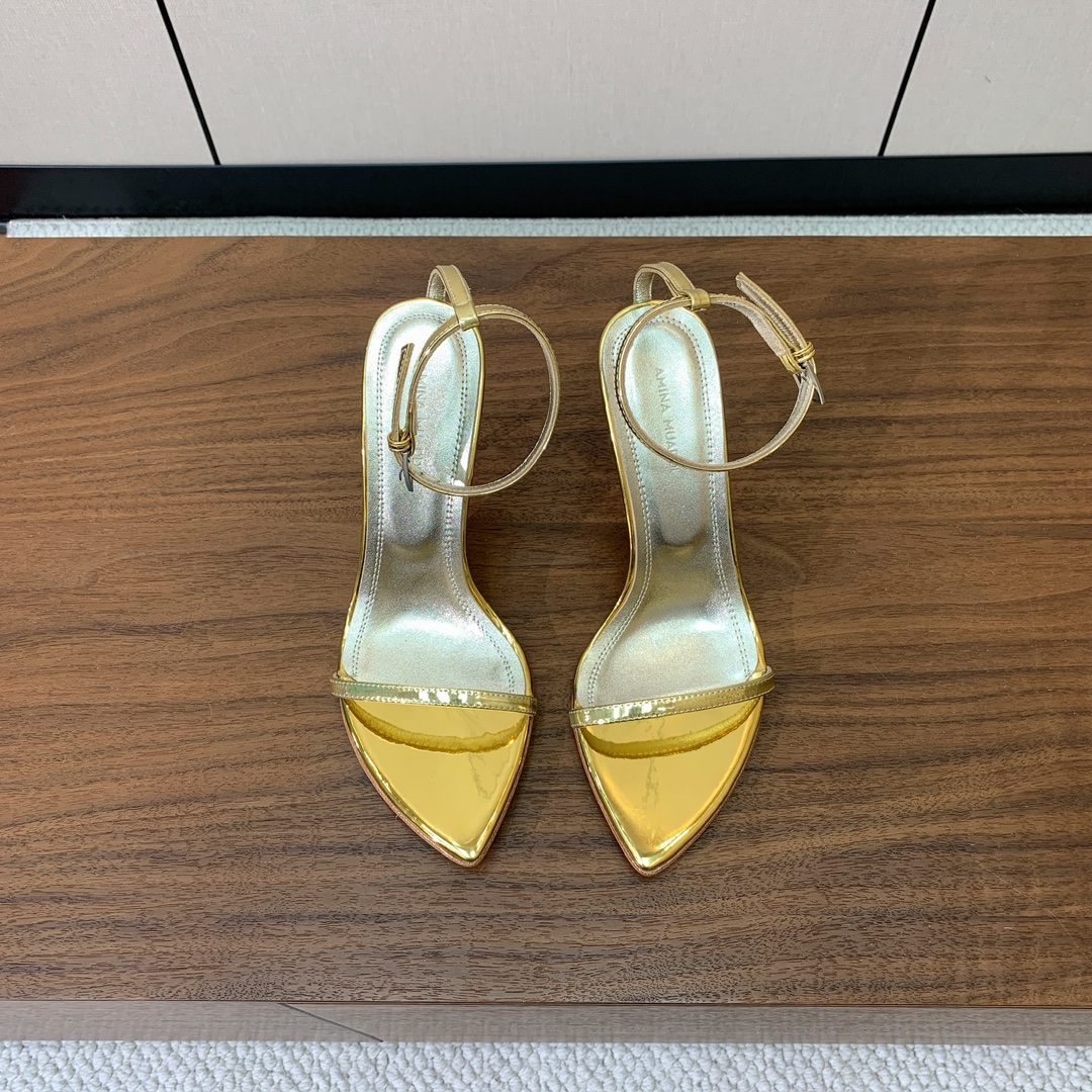【Amina Muaddi】 一字带凉鞋，鞋面漆皮。羊皮垫脚，注塑真皮大底。跟高9.5cm 码数：35-