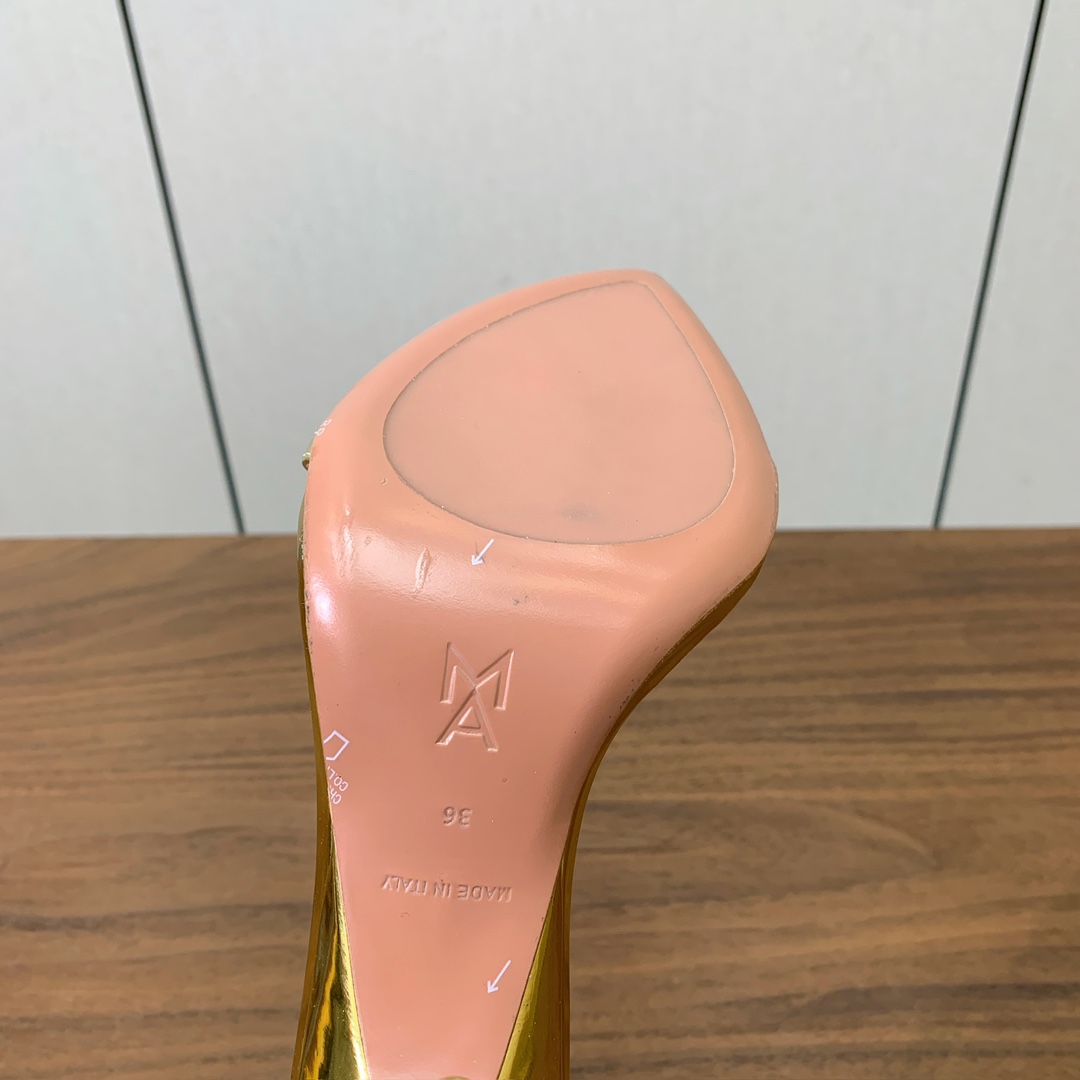 【Amina Muaddi】 一字带凉鞋，鞋面漆皮。羊皮垫脚，注塑真皮大底。跟高9.5cm 码数：35-