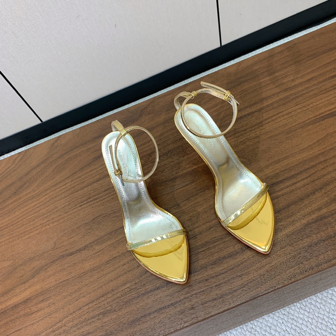 【Amina Muaddi】 一字带凉鞋，鞋面漆皮。羊皮垫脚，注塑真皮大底。跟高9.5cm 码数：35-