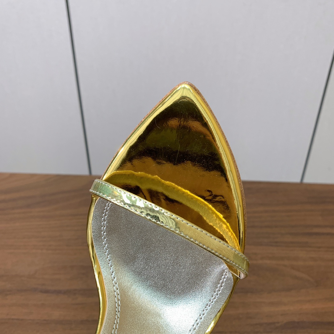 【Amina Muaddi】 一字带凉鞋，鞋面漆皮。羊皮垫脚，注塑真皮大底。跟高9.5cm 码数：35-