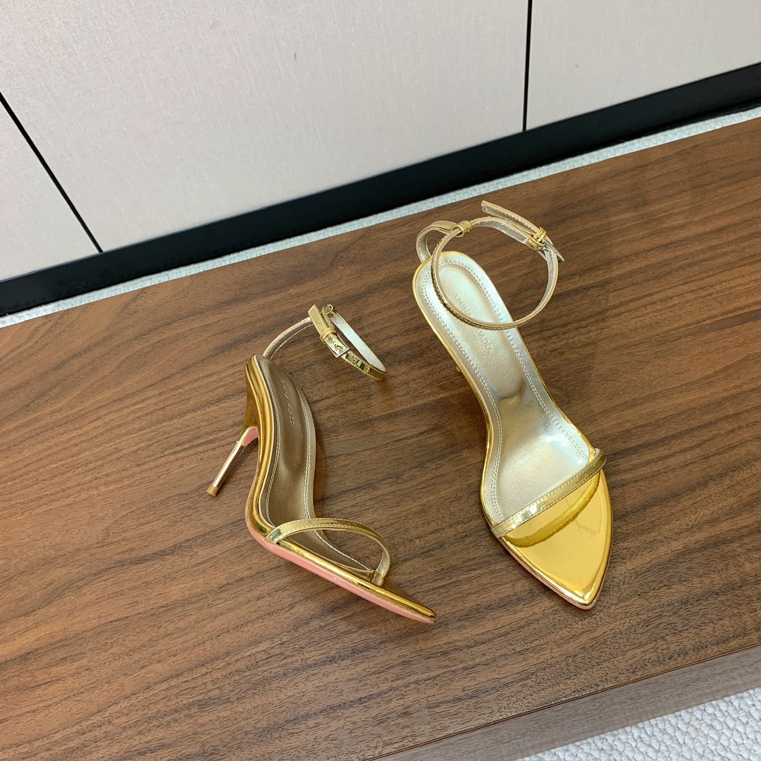【Amina Muaddi】 一字带凉鞋，鞋面漆皮。羊皮垫脚，注塑真皮大底。跟高9.5cm 码数：35-