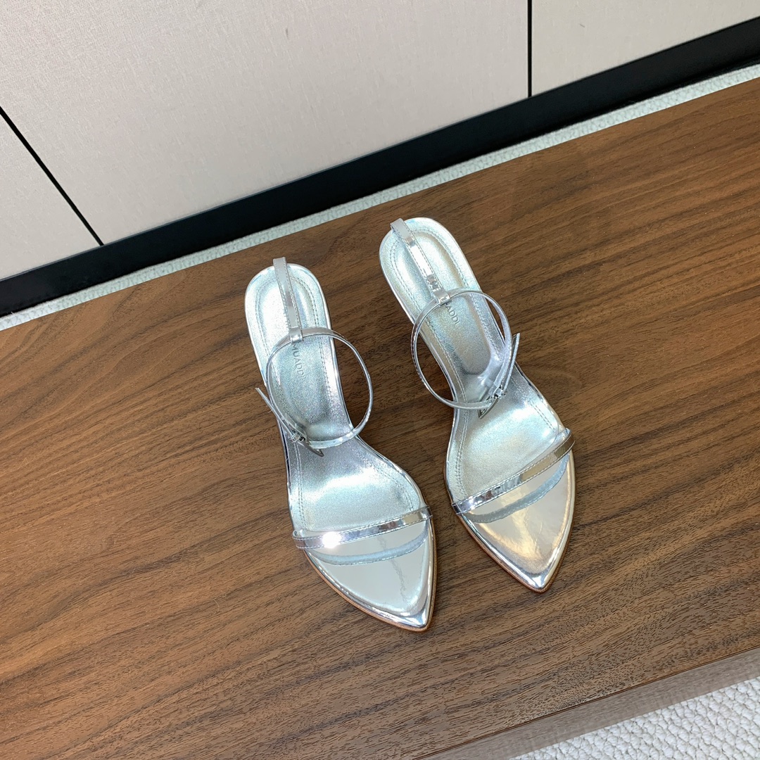 【Amina Muaddi】 一字带凉鞋，鞋面漆皮。羊皮垫脚，注塑真皮大底。跟高9.5cm 码数：35-