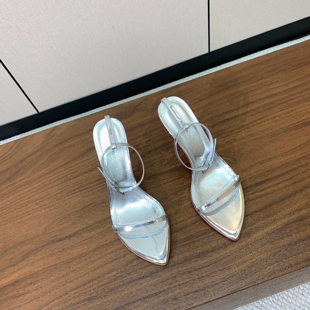 【Amina Muaddi】 一字带凉鞋，鞋面漆皮。羊皮垫脚，注塑真皮大底。跟高9.5cm 码数：35-