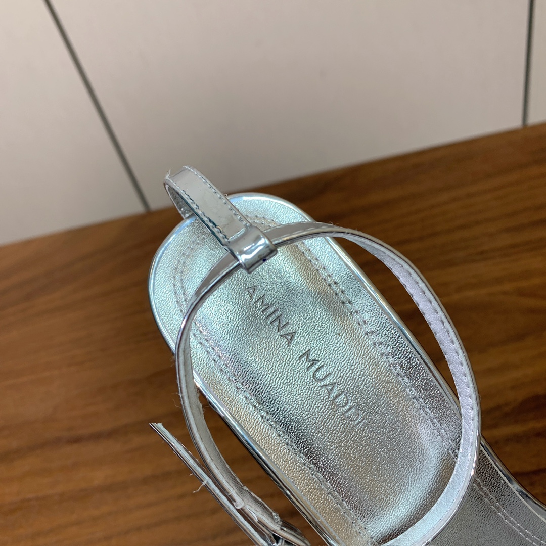 【Amina Muaddi】 一字带凉鞋，鞋面漆皮。羊皮垫脚，注塑真皮大底。跟高9.5cm 码数：35-