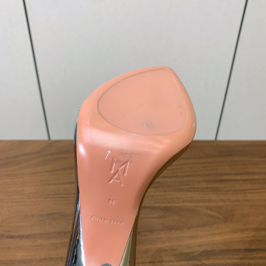【Amina Muaddi】 一字带凉鞋，鞋面漆皮。羊皮垫脚，注塑真皮大底。跟高9.5cm 码数：35-