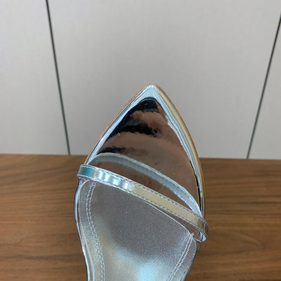 【Amina Muaddi】 一字带凉鞋，鞋面漆皮。羊皮垫脚，注塑真皮大底。跟高9.5cm 码数：35-