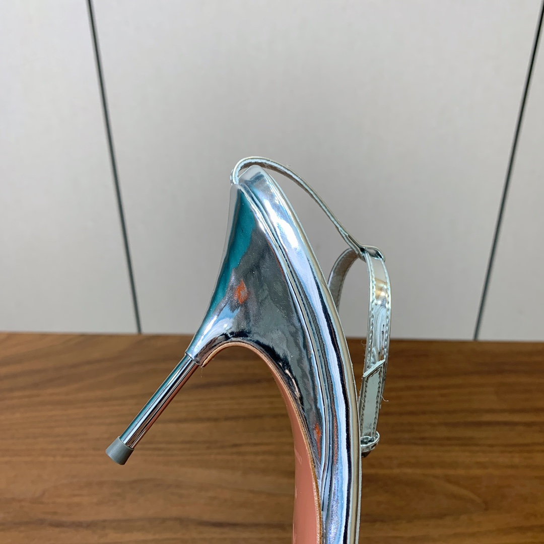 【Amina Muaddi】 一字带凉鞋，鞋面漆皮。羊皮垫脚，注塑真皮大底。跟高9.5cm 码数：35-
