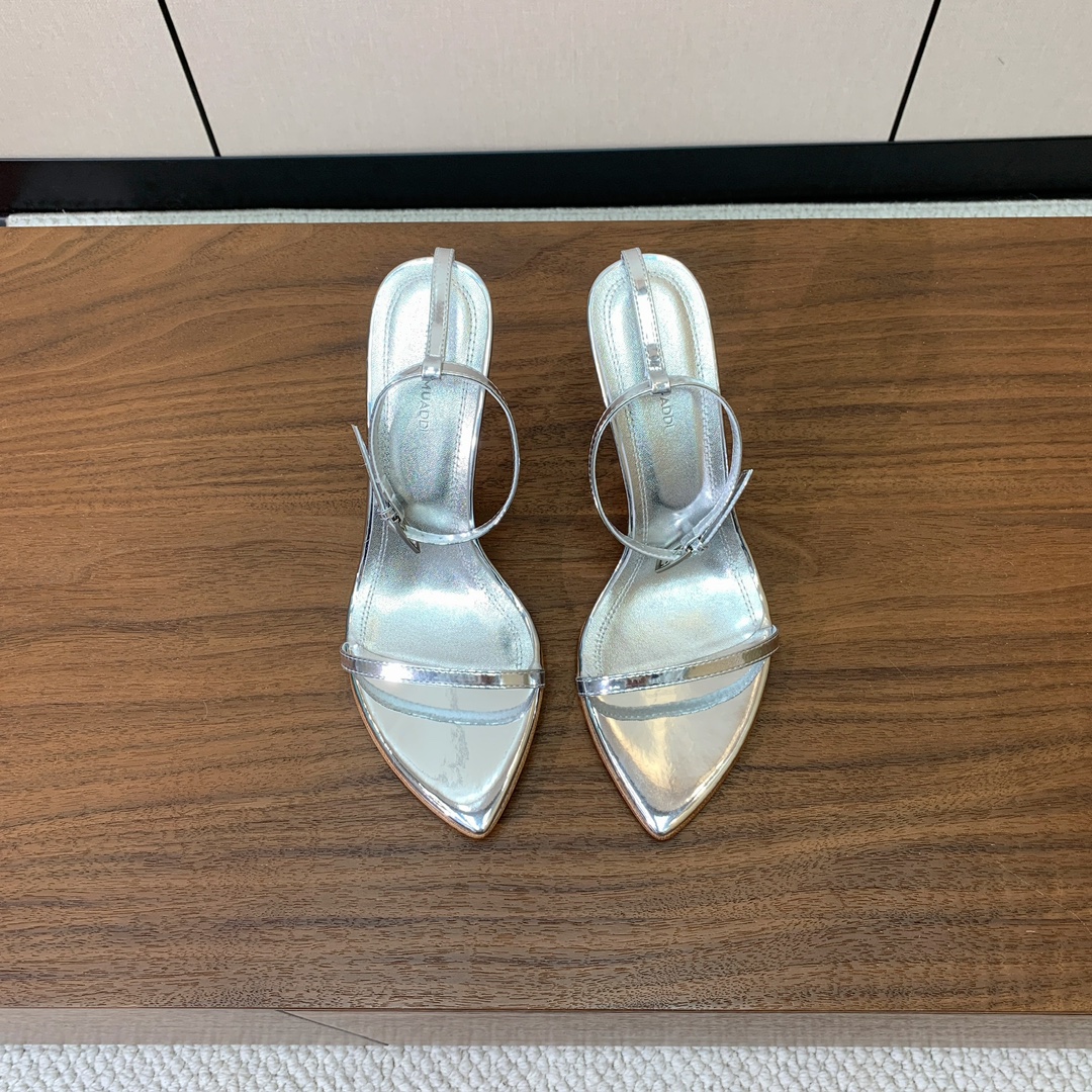 【Amina Muaddi】 一字带凉鞋，鞋面漆皮。羊皮垫脚，注塑真皮大底。跟高9.5cm 码数：35-