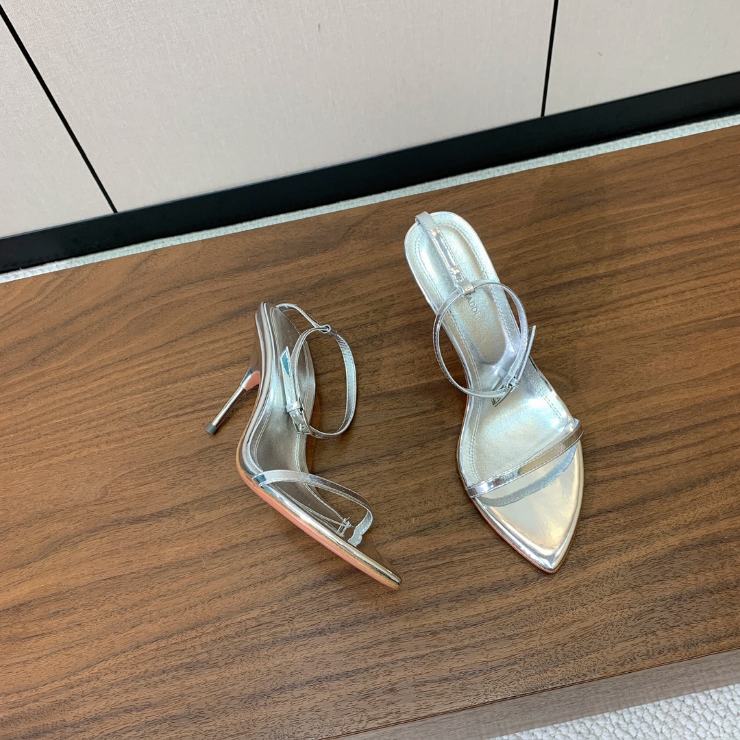 【Amina Muaddi】 一字带凉鞋，鞋面漆皮。羊皮垫脚，注塑真皮大底。跟高9.5cm 码数：35-