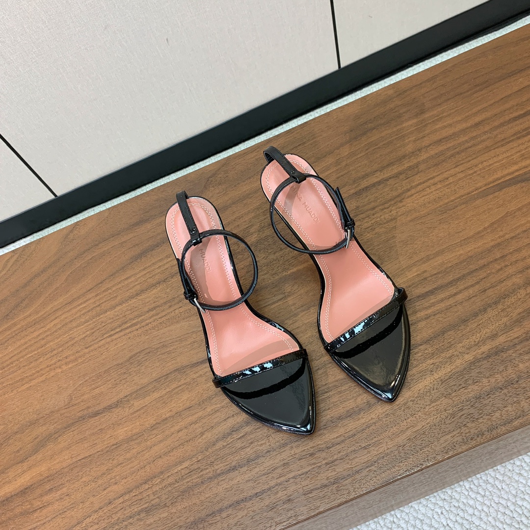 【Amina Muaddi】 一字带凉鞋，鞋面漆皮。羊皮垫脚，注塑真皮大底。跟高9.5cm 码数：35-