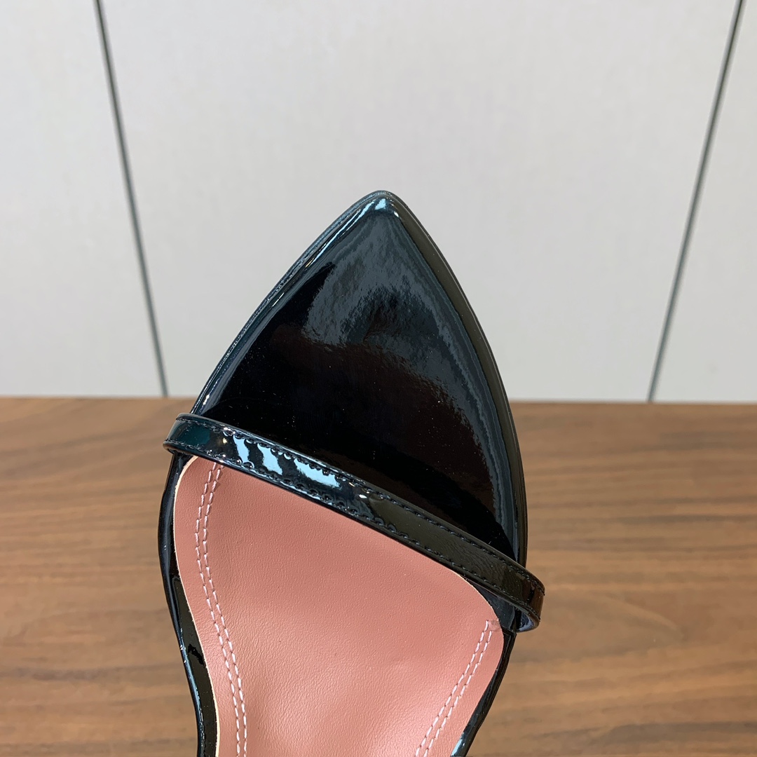 【Amina Muaddi】 一字带凉鞋，鞋面漆皮。羊皮垫脚，注塑真皮大底。跟高9.5cm 码数：35-