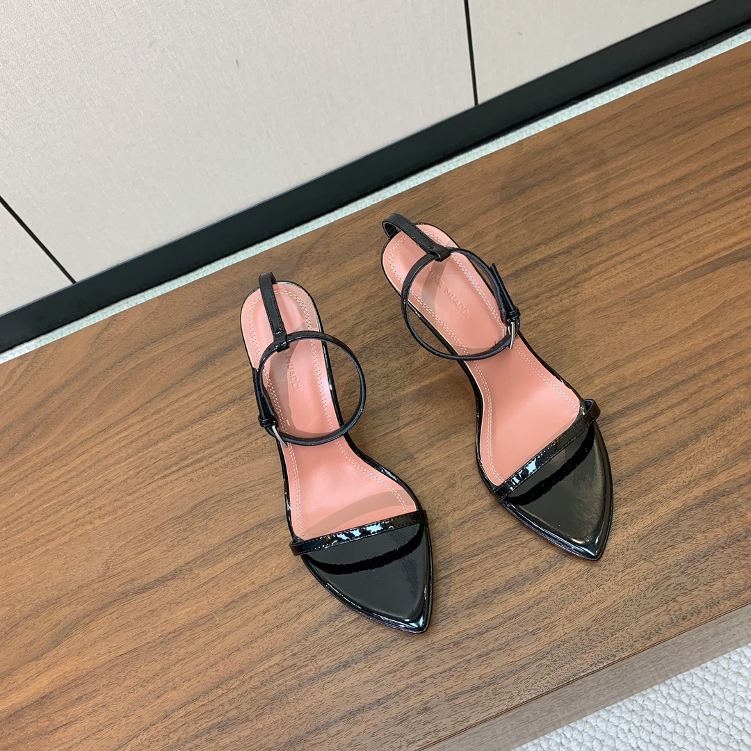 【Amina Muaddi】 一字带凉鞋，鞋面漆皮。羊皮垫脚，注塑真皮大底。跟高9.5cm 码数：35-
