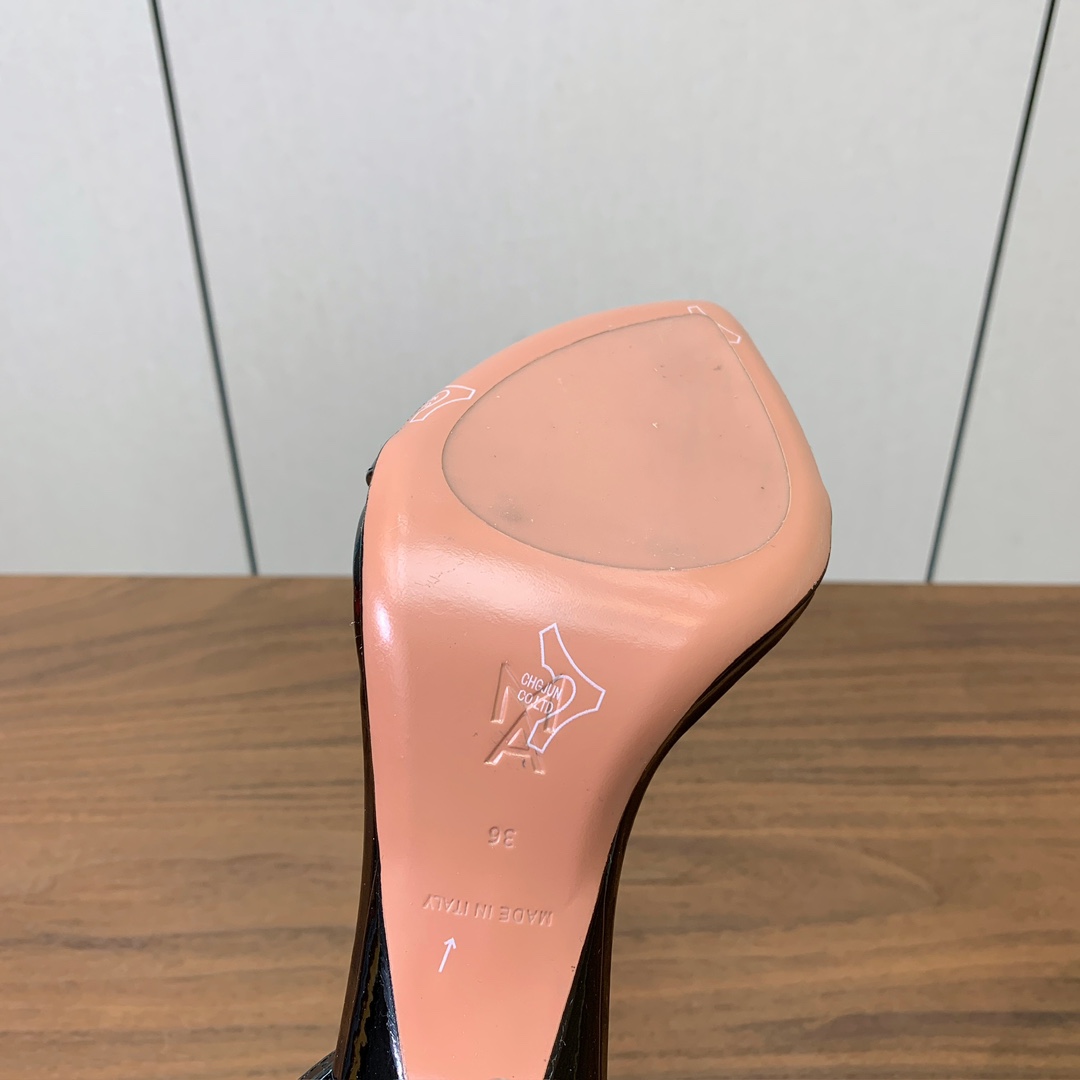 【Amina Muaddi】 一字带凉鞋，鞋面漆皮。羊皮垫脚，注塑真皮大底。跟高9.5cm 码数：35-