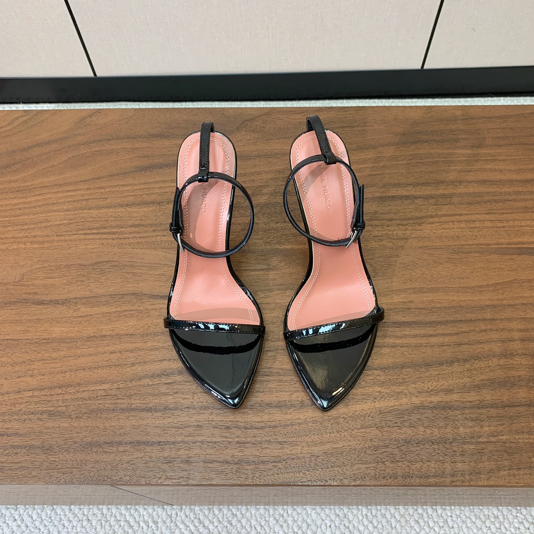 【Amina Muaddi】 一字带凉鞋，鞋面漆皮。羊皮垫脚，注塑真皮大底。跟高9.5cm 码数：35-