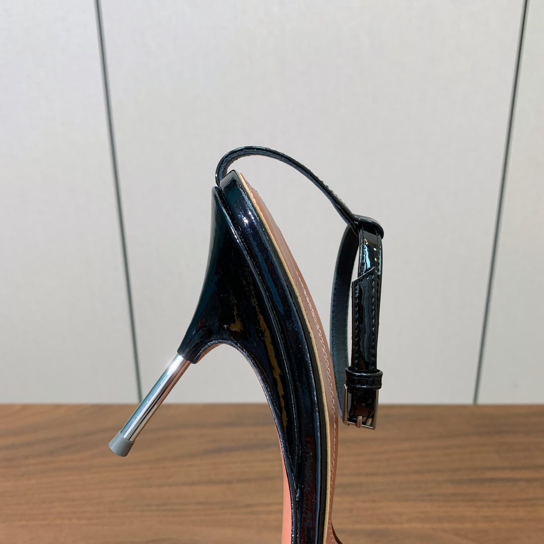 【Amina Muaddi】 一字带凉鞋，鞋面漆皮。羊皮垫脚，注塑真皮大底。跟高9.5cm 码数：35-