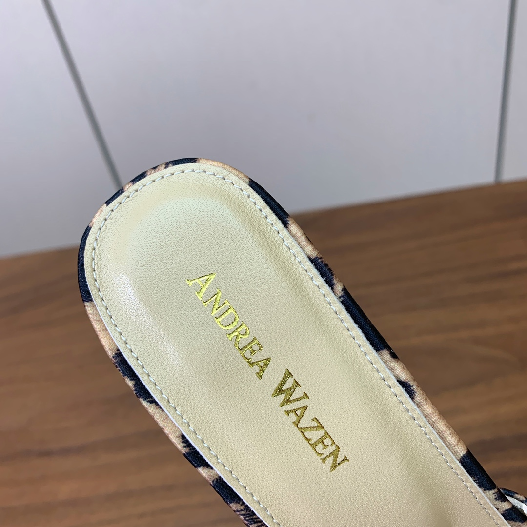 【Anderea Wazen】拖鞋。非常的美，上脚无敌了。鞋面进口真丝、马毛。羊皮垫脚。真皮大底，跟高9