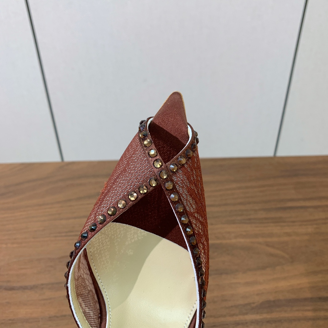 【Anderea Wazen】蕾丝拖鞋。纯手工蕾丝折叠工艺，非常的美，上脚无敌了。鞋面进口真丝+蕾丝。羊