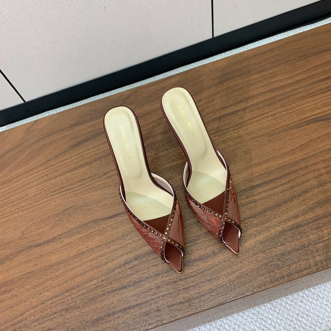 【Anderea Wazen】蕾丝拖鞋。纯手工蕾丝折叠工艺，非常的美，上脚无敌了。鞋面进口真丝+蕾丝。羊