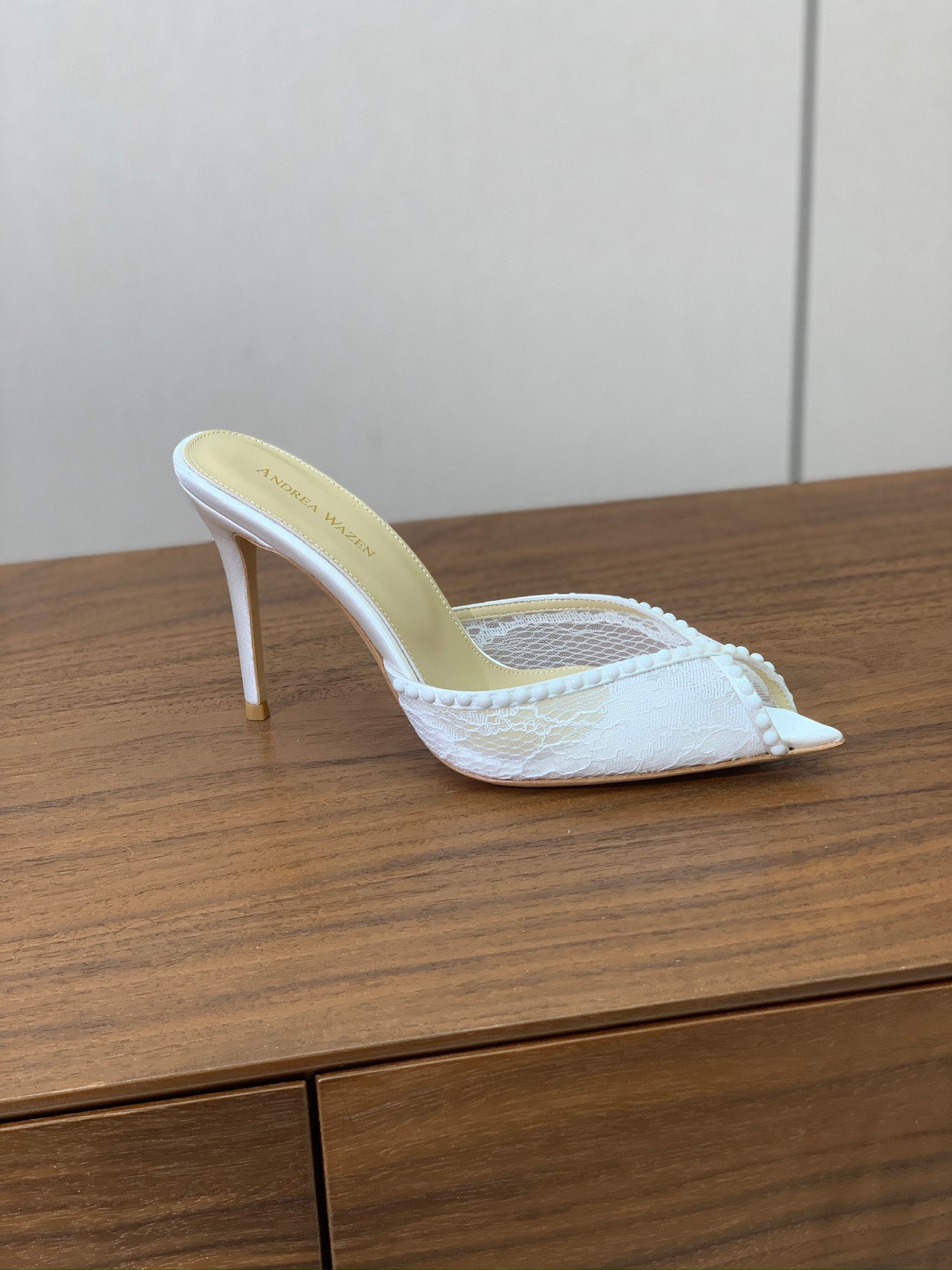 【Anderea Wazen】蕾丝拖鞋。纯手工蕾丝折叠工艺，非常的美，上脚无敌了。鞋面进口真丝+蕾丝。羊