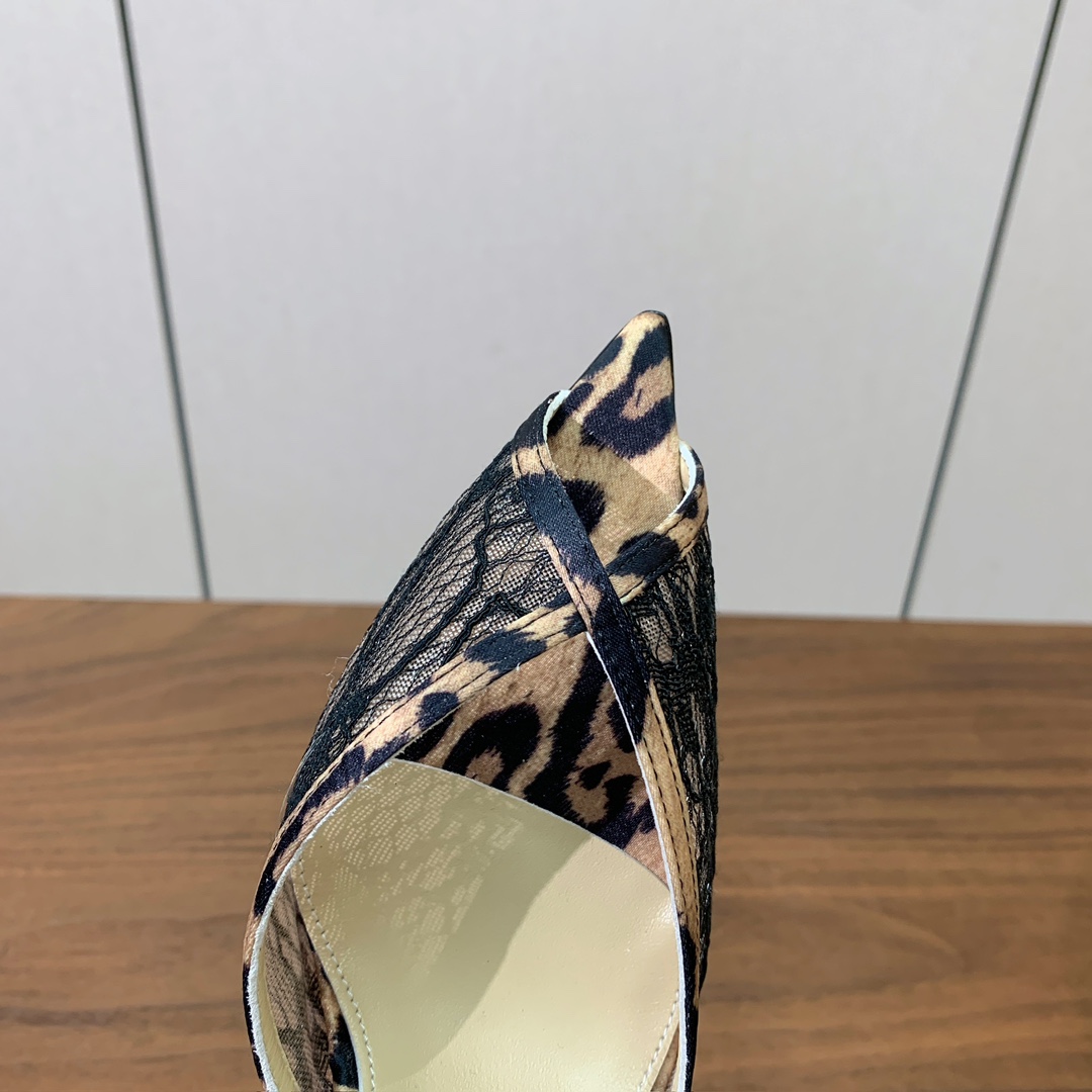 【Anderea Wazen】蕾丝拖鞋。纯手工蕾丝折叠工艺，非常的美，上脚无敌了。鞋面进口真丝+蕾丝。羊