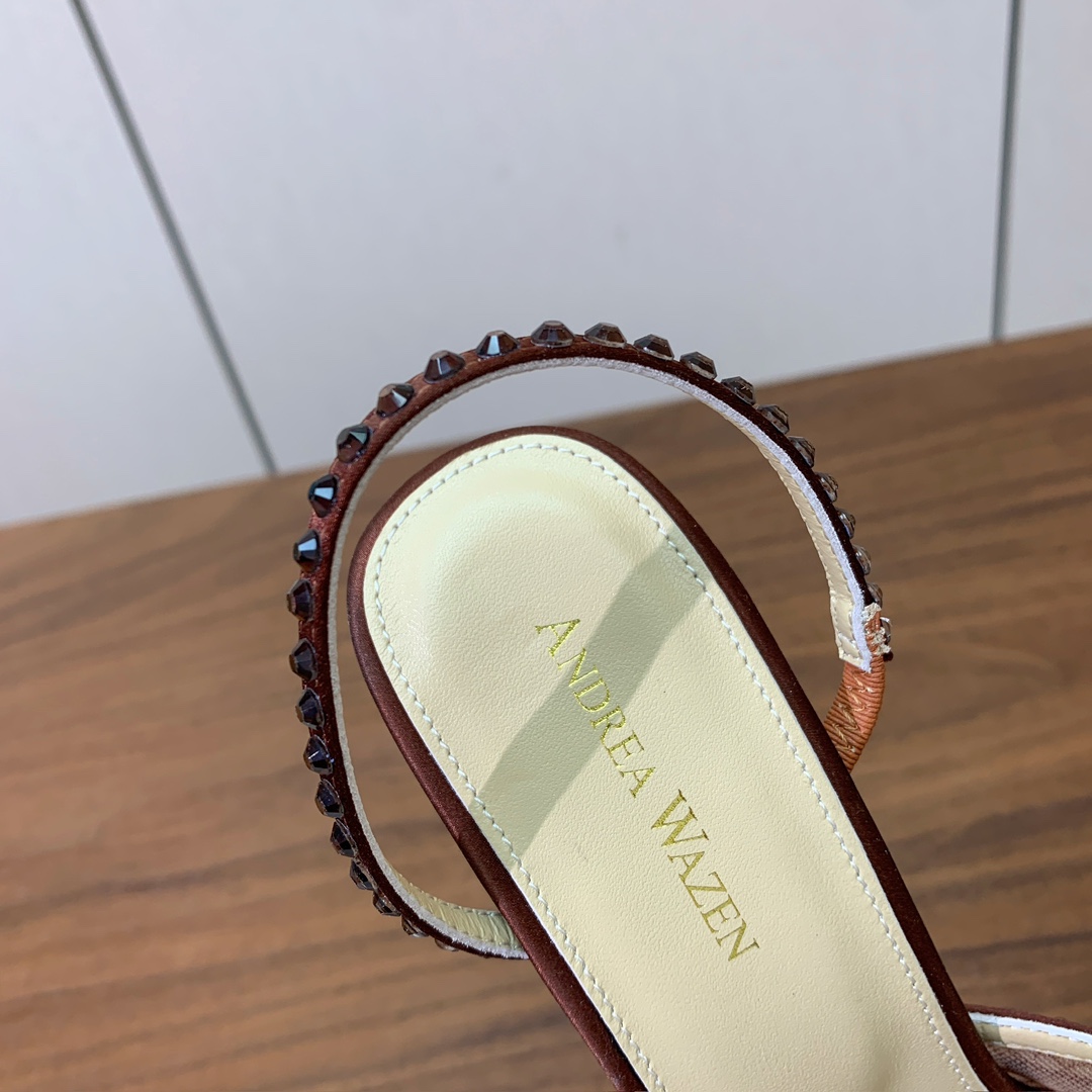 【Anderea Wazen】蕾丝凉鞋。纯手工蕾丝折叠工艺，非常的美，上脚无敌了。鞋面进口真丝+蕾丝。羊