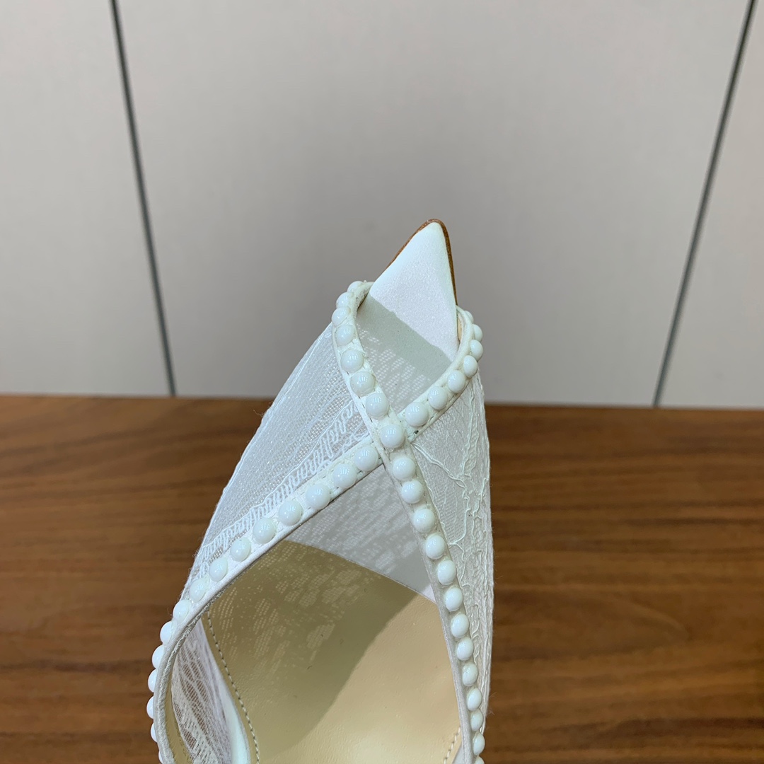 【Anderea Wazen】蕾丝凉鞋。纯手工蕾丝折叠工艺，非常的美，上脚无敌了。鞋面进口真丝+蕾丝。羊